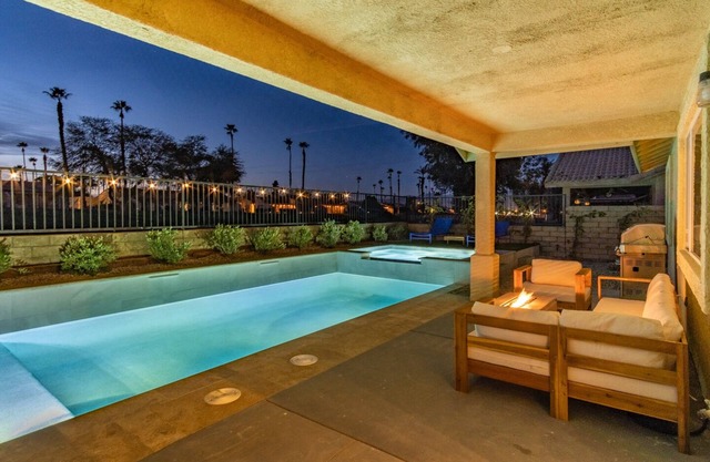 Desert Serenity - Private Pool & Spa, King beds