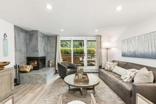 Designer 2 BR on River with Pool - Walk to Town!
