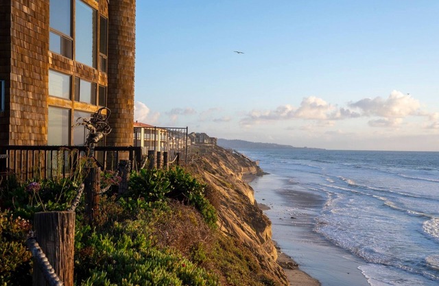 Designer Beach Condo Steps to Sand/Ocean, Pool, Spa, Shops, Restaurants, Parking