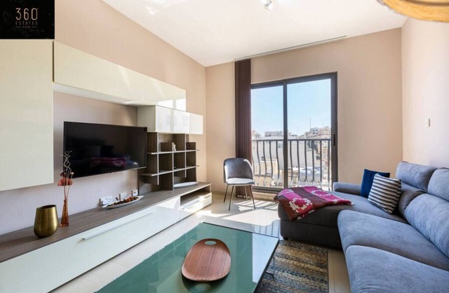 Designer, fully equipped APT, just off Tower Road