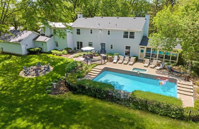 Designer Home: Heated Pool, Hot Tub, 4 Kings, Near Chicago
