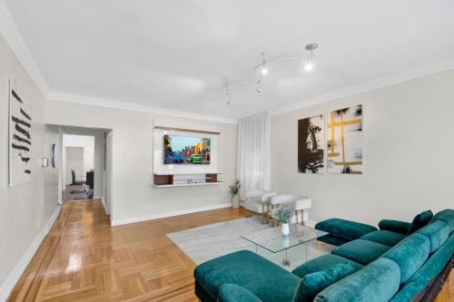Designer Home with 3BR Retreat mins to NYC