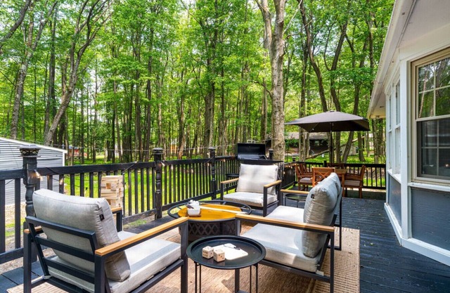 Designer Retreat: Lake Access, Fire Pit, Game Room