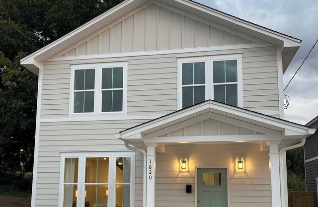 DESTINATION USC! 5BR/3.5BA new construction - walk to campus, 5Points and more!