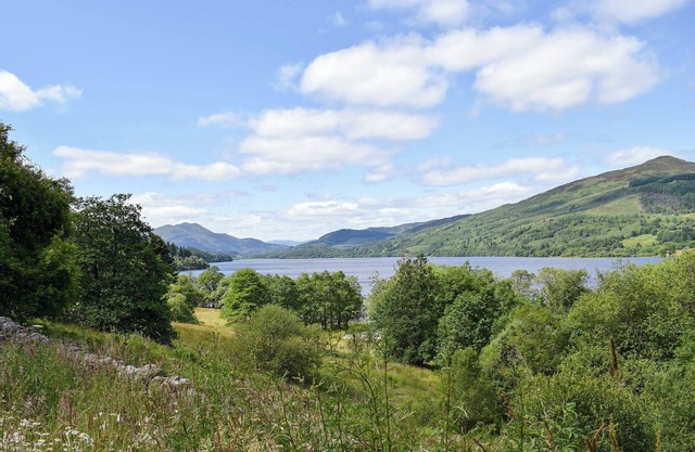 Detached cottage for 3 overlooking Loch Lubnaig within the Loch Lomond & Trossachs National Park.