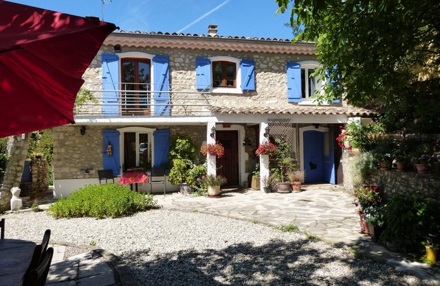 Detached 3-star gîte in Provencal house.