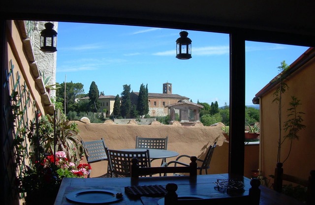 Detached attic room with private bathroom in ancient village in Colle Alta