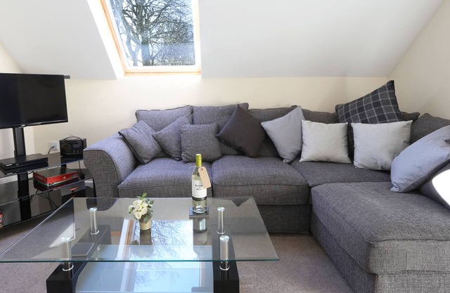 Detached annex sleeps upto 3, daily free breakfast, HOT TUB and 5 star reviews.