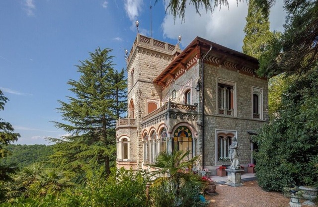 Detached apartment in period villa in century-old park at Sacromonte