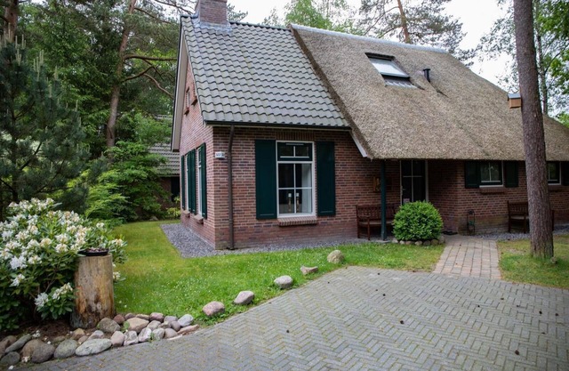 Detached bungalow with alcove bed, perfect for families in Drenthe.