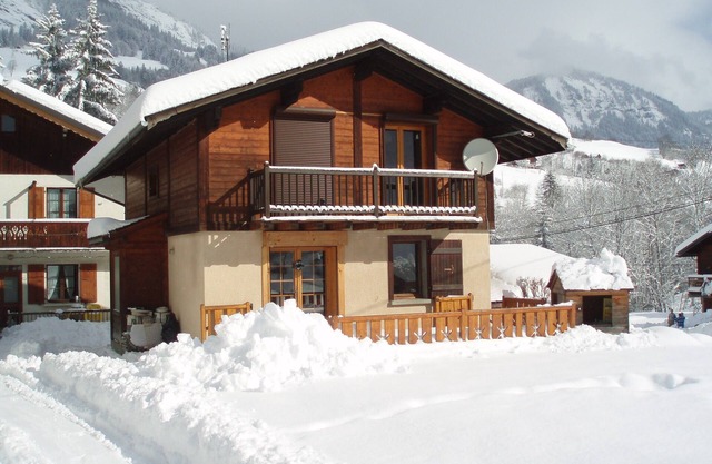 DETACHED CHALET SLEEPS 8 - 300 METRES FROM ESPACE DIAMANT SKI AREA