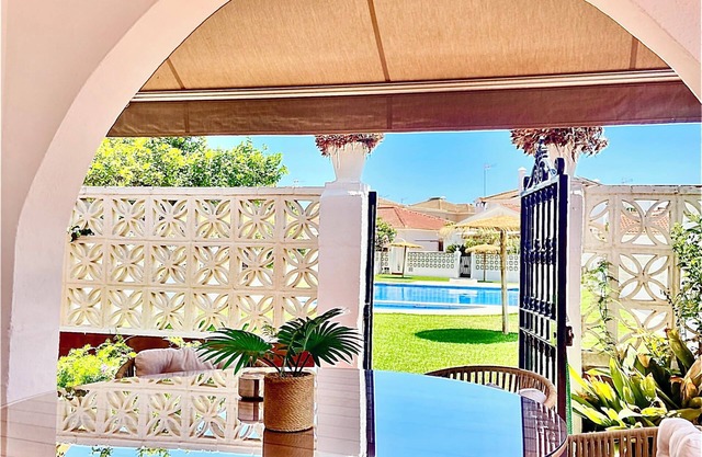 Detached house with pool, 200m. the beach, restaurants and shops
