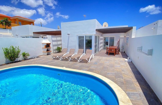 Detached house with pool
