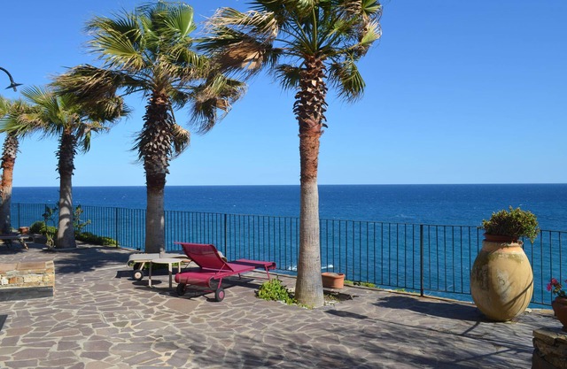 Detached stone house in breathtaking panoramic position directly by the sea