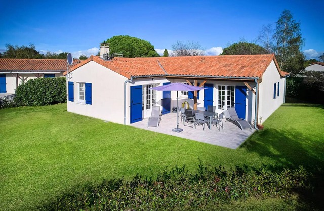 Detached villa, 2 bathrooms, sleeps 4