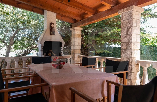 Detached villa with pool near the sea