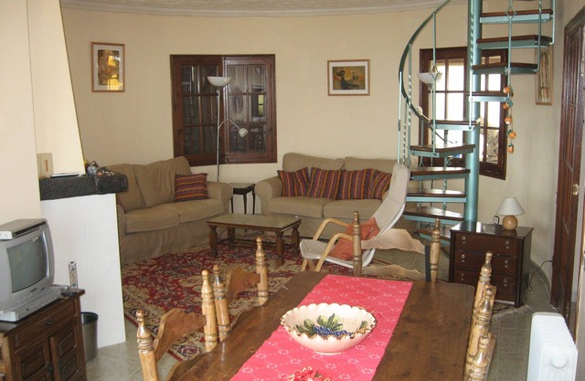 Detached villa with stunning views to the sea and hills