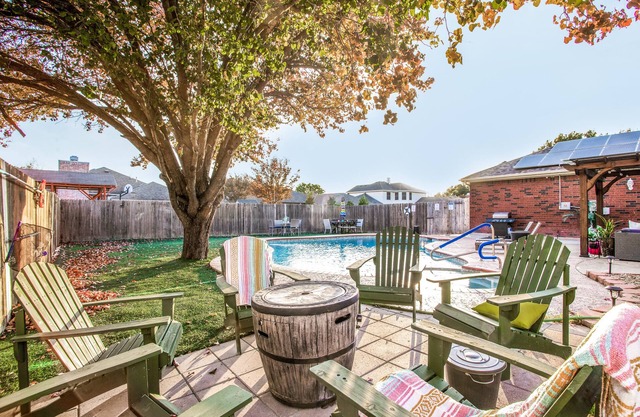DFW Fun ~ Heated Pool/Spa ~ Airport/Six Flags/UTA- Great for Large Groups