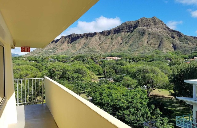 Diamond Head Beach - Large Studio - Queen Bed, Balcony, Ocean View, Ocean Access