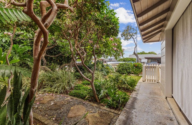 Diamond Head | Walk Score 85 | AC, W/D, Workspace