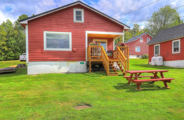 🐾Digby's Overlook - Small cabin just minutes from downtown Rangeley, dog friendly