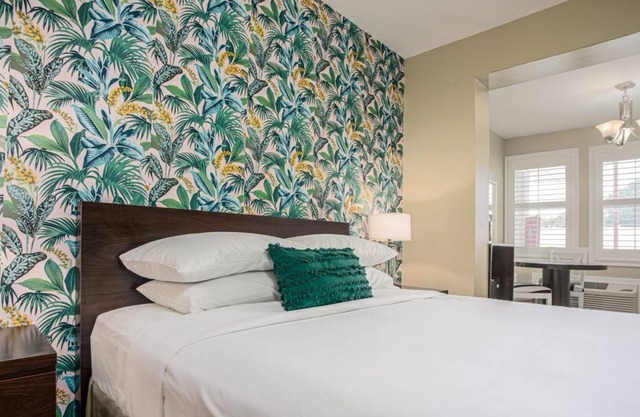 Digital Retro Boutique Hotel - Single Queen with Breakfast Nook