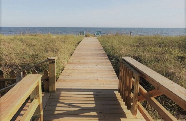 Direct Beach front-Pet Friendly-Immaculate, 3 Bedroom Oceanfront Paradise