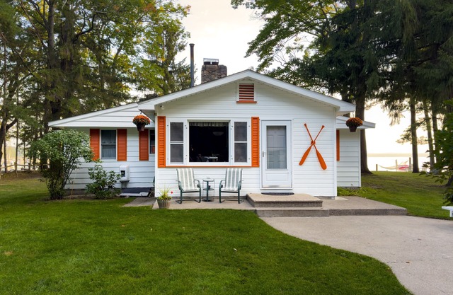 Direct Higgins Lake lakefront; 100' private sandy beach; family friendly