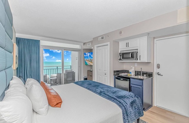 Direct Ocean Front Studio Newly Renovated!