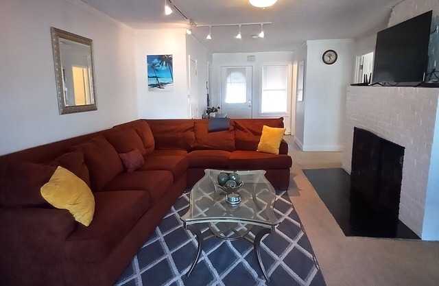 Direct ocean view 4-bed 2 bath in fabulous Hull with AC,WiFi deck walk to beach