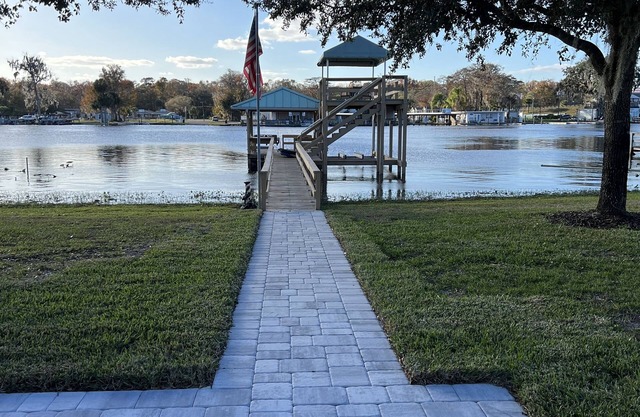 Direct St John’s River getaway located in no wake zone with dockage