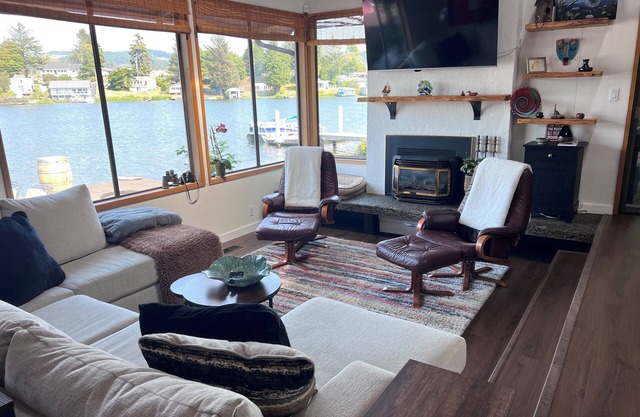 DIRECTLY ON THE LAKE!