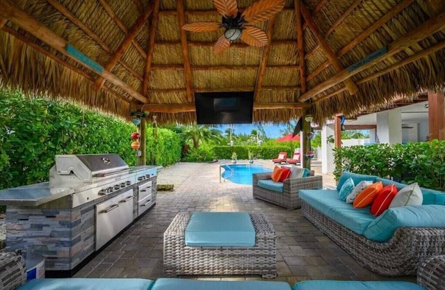 Discount Available! Private Pool, Canal Front, Dock, Bikes, Paddleboards & More!