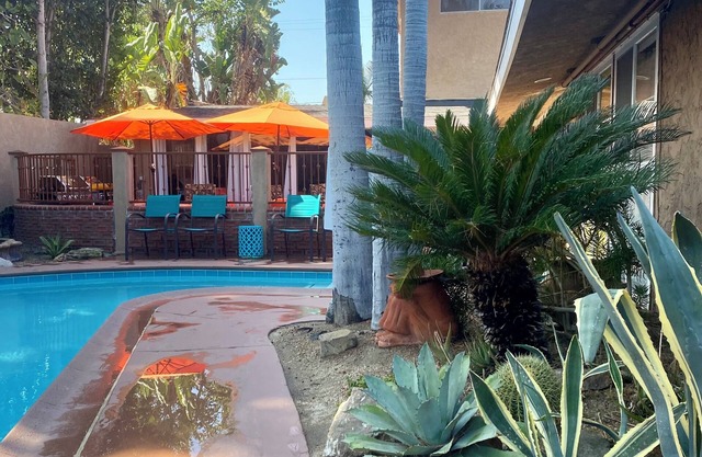 DISCOUNTED RATES! PRIVATE ESTATE SHORT WALK TO DISNEY POOL/SPA 4 MIN TO CON CRT