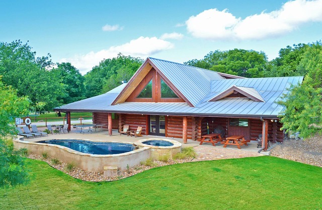 Discover Bears Landing: Your Cozy Lakeside Getaway!