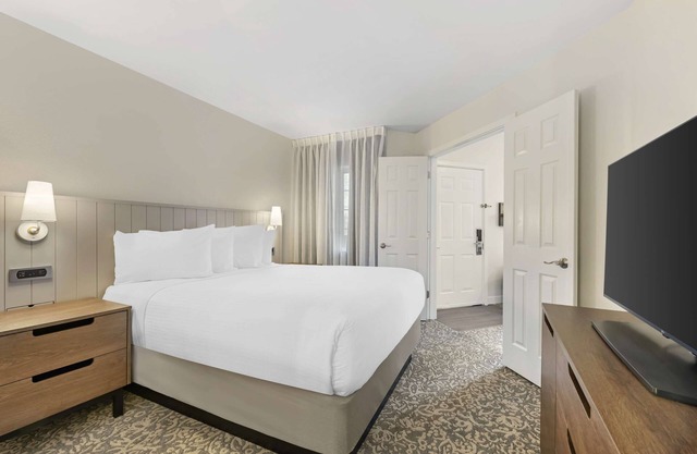 Discover Herndon's Charm! All-Suite Airport Hotel with Free Airport Shuttle!