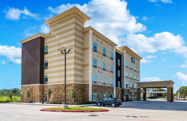 Discover More of Katy, Texas! Two Relaxing Units w/FREE Parking and Breakfast!