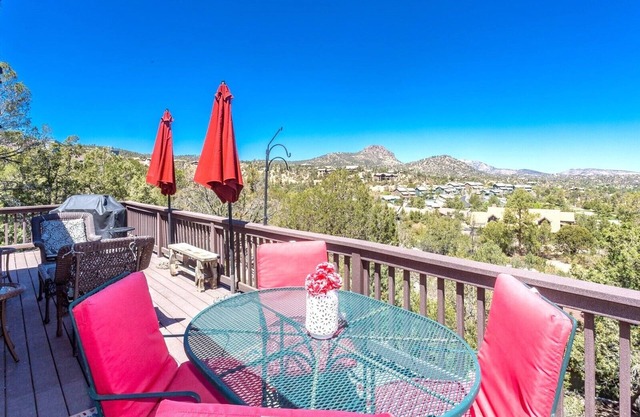 Discover Prescott charm, just a 7-min drive from Whiskey Row with amazing views!