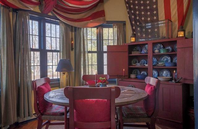 Discover the heart of the Ship Chandler in this charming 2BR apt!