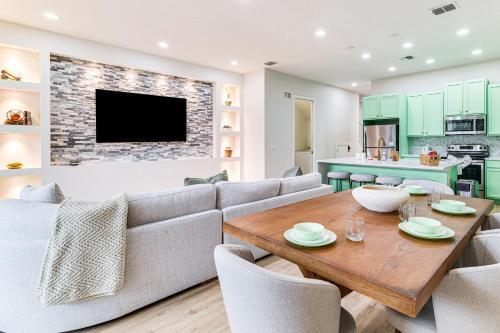 Disney Area Hub Heated Pool and Resort-Style Perks