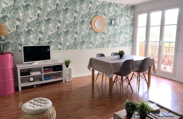 Disneyland Paris 3 minutes away, sleeps 7, 2 bedrooms.