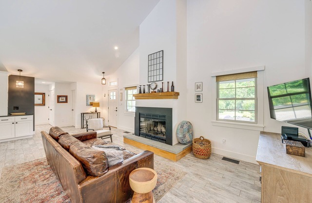 Distinctive Hamptons Home w/Pool Near Bay, Ocean