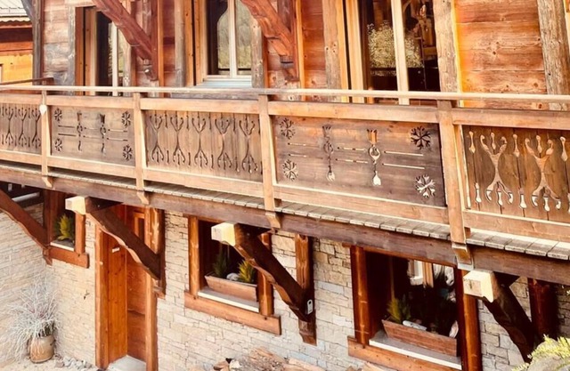 Do you want wide open spaces and nature? This magnificent chalet of more than 200 sq mts and 5 bedro