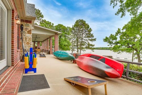 Dock and Game Room Alvarado Lake Getaway!