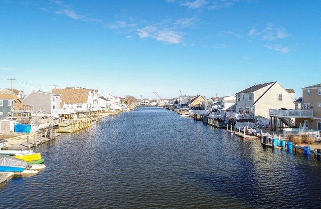 Dockside, lagoon getaway!