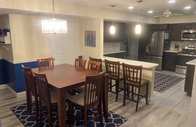 Dog friendly 3-bedroom house with hot tub, 12 min from Gettysburg!