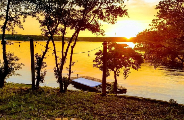 Dog Friendly 3 BR House w/deep water boat dock and sunset views on Eck Lane
