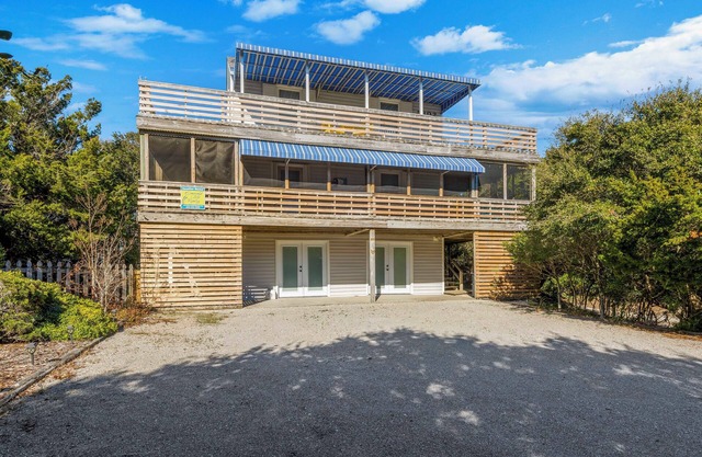 Dog-Friendly 3 BR Cottage w/Fenced Yard, Screened Porch, Decks & Ocean Access