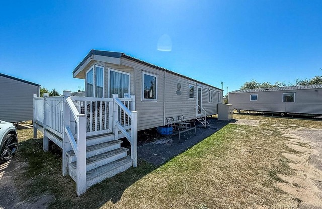 Dog-friendly 8 berth caravan at Cherry Tree Holiday Park in Norfolk ref 70363C