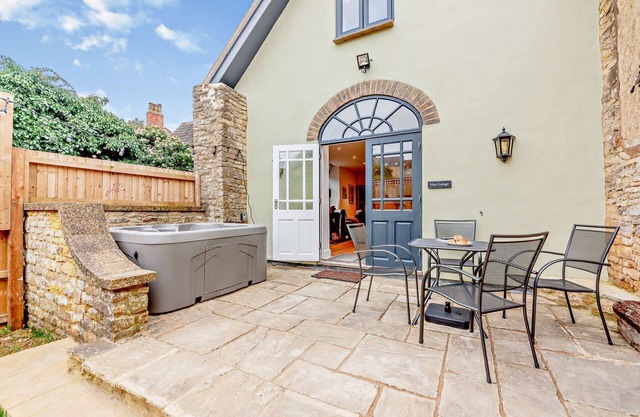 Dog friendly cottage with a hot tub - Vine Cottage